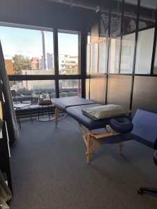 Manuelle Techniken in der Physiotherapie zur Behandlung von Schmerzen und Bewegungseinschränkungen