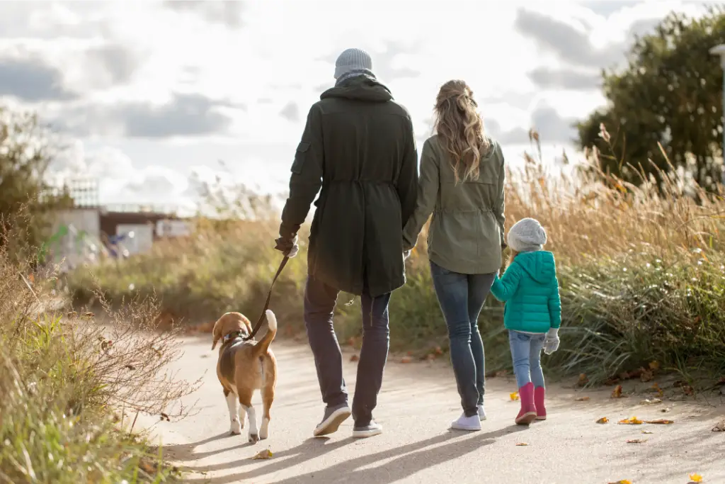 Familie beim Spaziergang in der Natur – Gehen als natürliche Bewegung für Gesundheit und Schmerzprävention