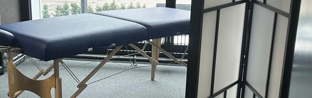 Behandlungsliege im ruhigen Raum für die Arbeit an wiederkehrenden Schmerzen