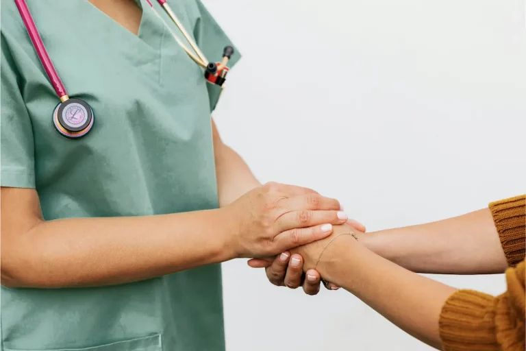 Person in physiotherapeutischer Behandlung als Symbol für chronische Schmerzen, Nervensystem und Wiederaufbau von Vertrauen in Bewegung.